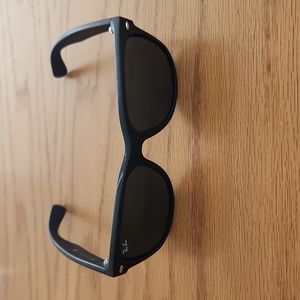 Rayban Wayfarer RB 2132 Sun Glasses Like New.